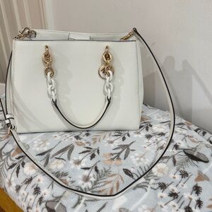 Elegant White Handbag with Gold Accents original Michael Michael Kors🍀